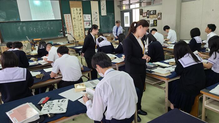 6月3日(月)3限に教育実習生による2年生書道の授業を見ました。