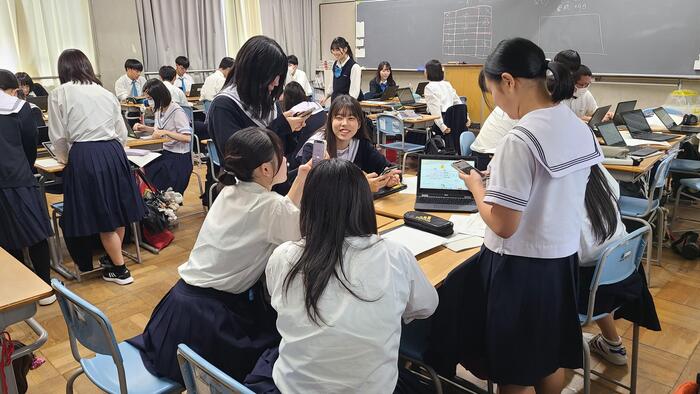 10月22日（火）6限に2年生はHR合宿で民泊先への自己紹介文を作っていました。