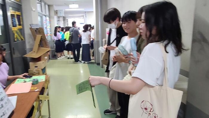 9月2日(土)1年A組の「妖怪イナバーの部屋」の迷路に卒業生が遊びに来ていて、挨拶されました。