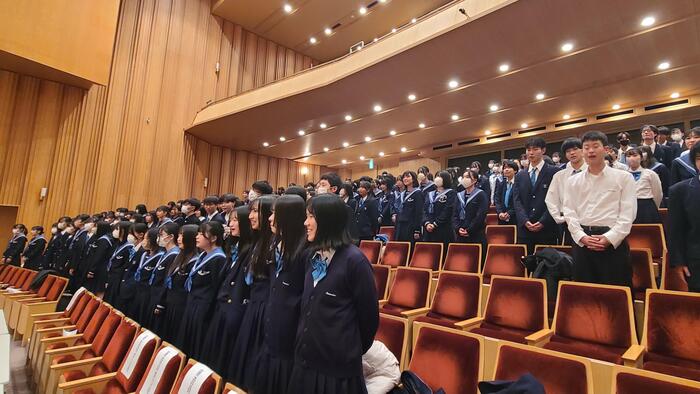 12月20日（水）壱月祭はフィナーレになり、先に1年生が課題曲を学年全体で起立して歌いました。