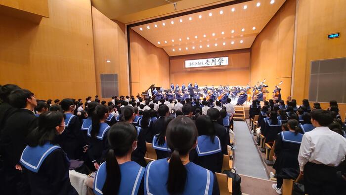 12月20日(水)壱月祭フィナーレの最後は、2年生が課題曲をオーケストラ・アンサンブル部の伴奏で歌いました。