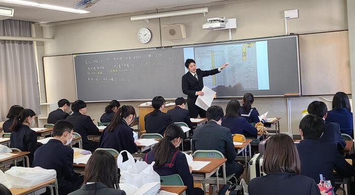 3月27日(水)午後は新1年生が登校して書類の作成と教科書や体操服などの購入をしています。