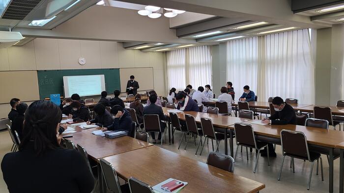 1月27日(金)放課後に20歳代から40歳代の先生方23人がミドルリーダー育成のための本年度3回目の研修会「育成支援チーム事業」に参加しました。