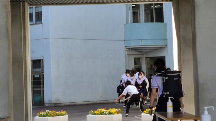6月3日（金）早朝の中庭では体育祭の大縄跳びを練習。自治会の朝の挨拶運動も継続。