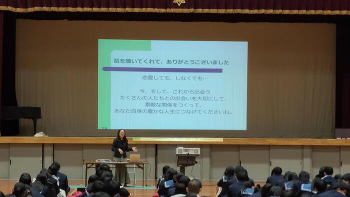 11月26日（火）2年生が6限に人権HRで『デートDV』について学びました。