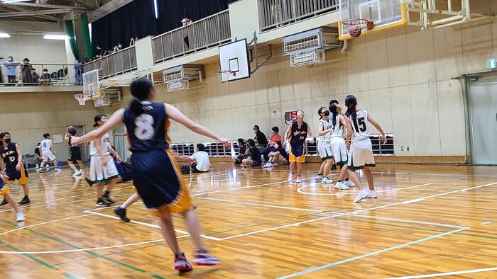 9月11日（日）お昼に、昨日勝ち上がった女子バスケットボール部の公式戦の応援に行きました。