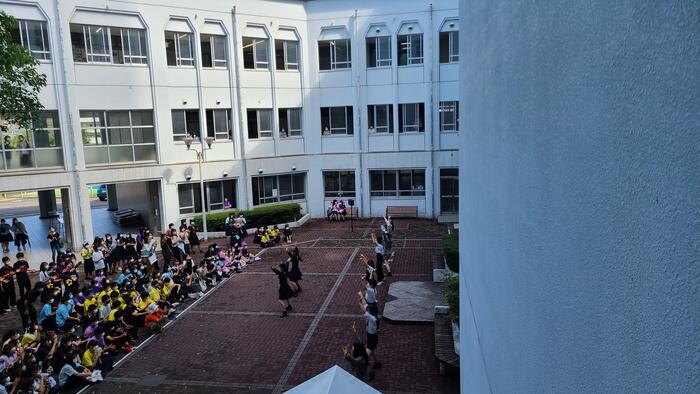 9月3日（土）文化祭2日目～中庭では3年B組のダンスが始まりました。