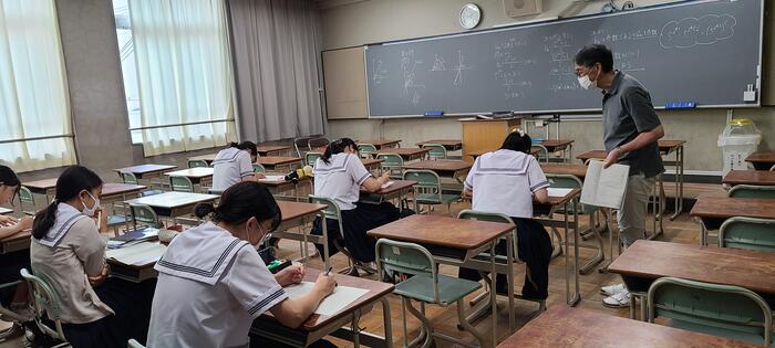 7月28日（金）清水谷セミナー5日めの午後の数学も、昨日同様に少人数で個々に指導してもらいながら入試問題の解き方を学んでいました。