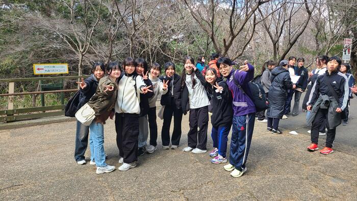 2月7日（金）神津嶽ゴール地点に生徒が次々に到着しています。⑦