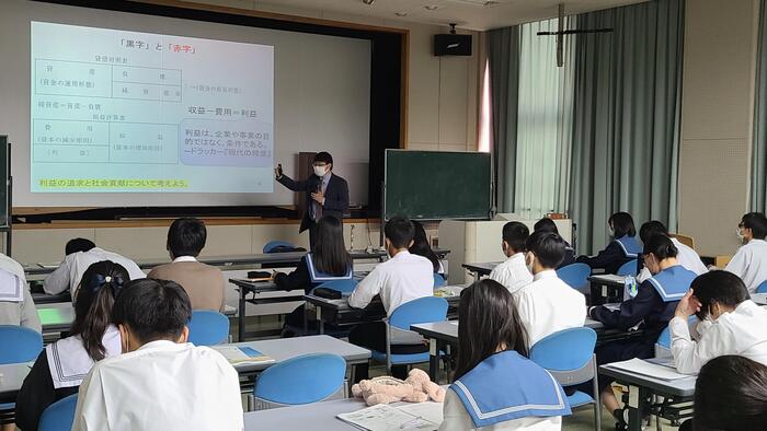 10月18日（火）1年生の大学体験授業を見に行きました。