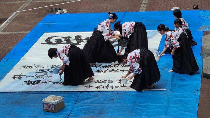 9月2日(土)文化祭2日め、中庭に4番めに出てきたのは書道部です。