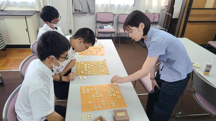7月5日（金）女流プロ棋士の崎原知宙さんと対局してもらっている生徒の様子を観に行きました。