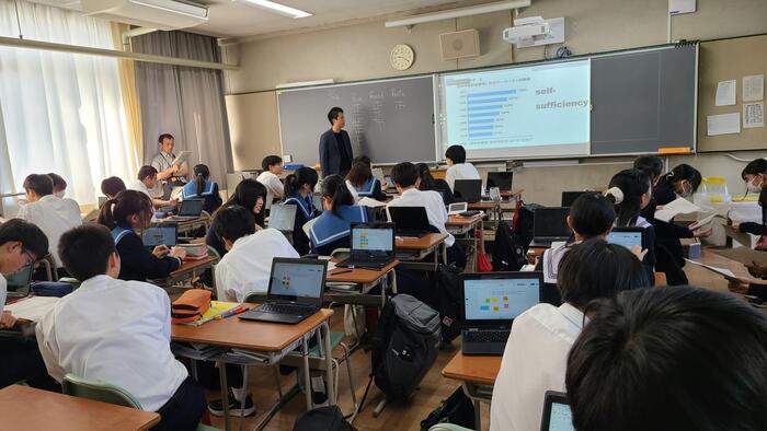 10月20日(金)1限に1年生の英語表現の授業~授業作りチームの今年度研究授業~を見学しました。