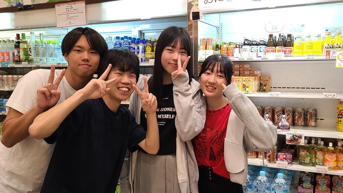 10月28日（月）78期生HR合宿で、夕食後の売店はもうお土産を探す生徒でいっぱいです。