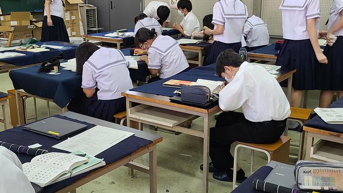 6月30日(木)指導教諭による書道の篆刻の授業を見学しました。