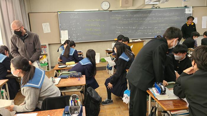 11月17日（金）4限は3年生の英語で、ベテランの先生がNativeの先生と一緒に英作文やディベートなどを行う授業を見学しました。