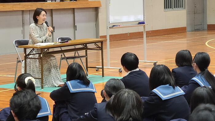 1月28日(木)7限は1年生にフリーアナウンサーの八木早希さんからお話をしていただきました。