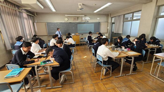 11月14日（木）2限に2年生の少人数で行う英語の授業を見ました。