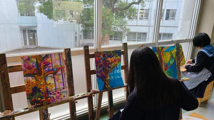 10月23日(水)1、2限の間の休憩時間に2年生の美術の絵画作品を観ました。