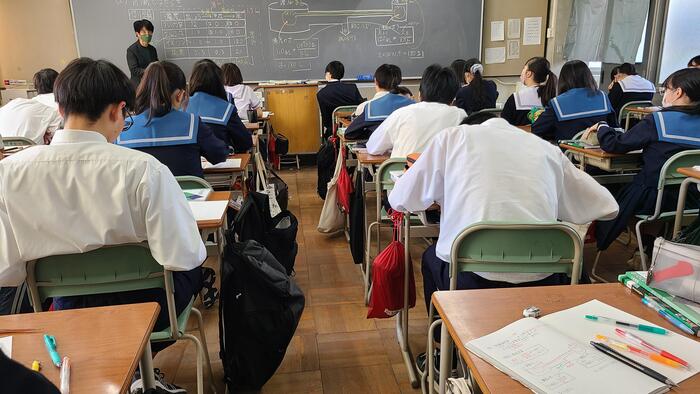 10月23日（月）1限に1年生の生物基礎の授業を見学しました。