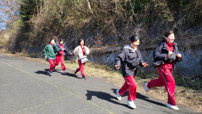 2月9日(金)第三検問所からはゴールの神津嶽休憩所まで舗装された下り坂です。
