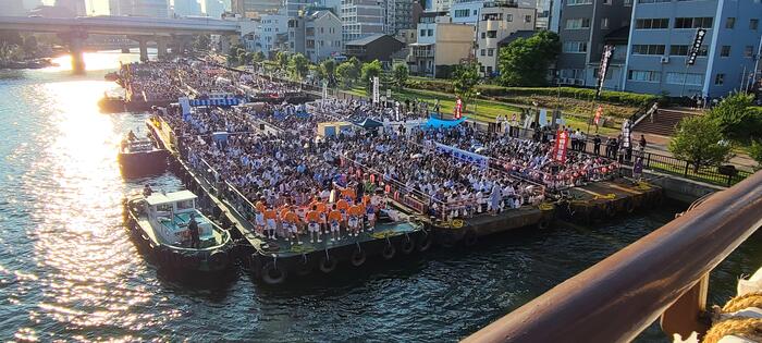 7月25日(火)弁護士会館で改正個人情報保護法などについて弁護士からお話を伺ったあと、表に出たところで天神祭に遭遇しました。