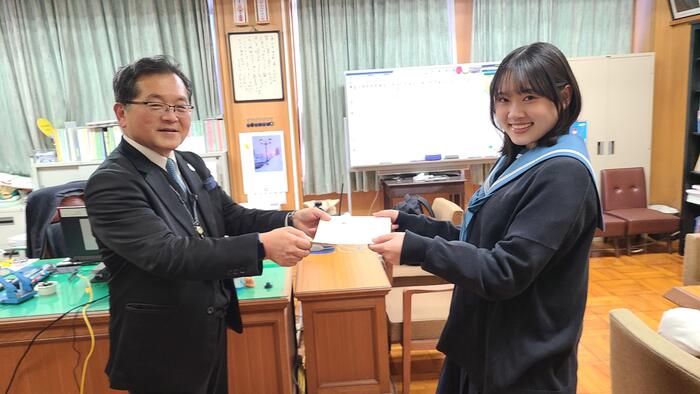 2月13日（金）図書館主催の「かるた会」で優勝した3年生に賞状を渡しました。