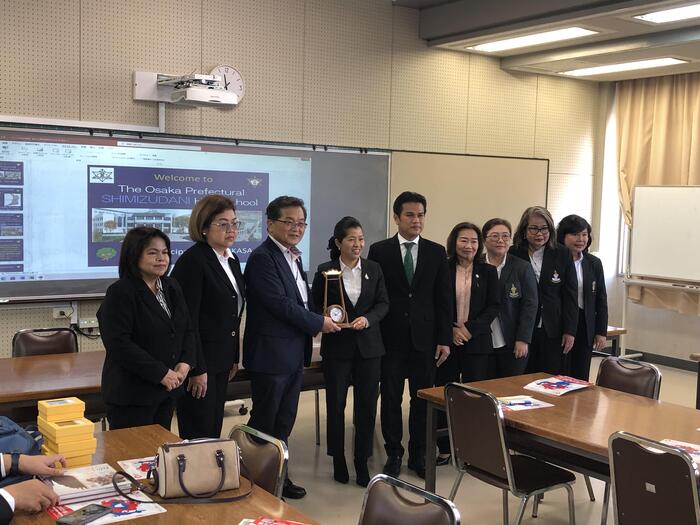 5月29日（水）バンコク都庁の清水谷高校視察団からお礼の記念品をいただきました。