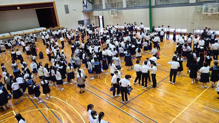 5月24日（金）中間考査終了。全生徒が体育館に集合しています。