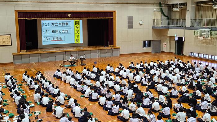 9月24日（火）6限に1年生は体育館で政治的な教養を育む学習をしていました。