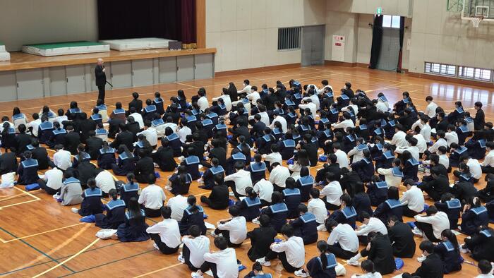 4月23日（火）3年生は6限目に全員が、体育館で大学等の受験の助言指導を受けていました。