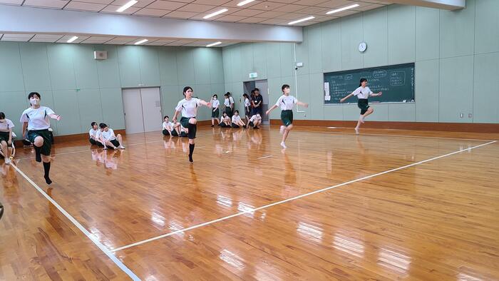 6月14日（金）3限に剣道場で教育実習生による1年生の体育ダンスの授業を見学しました。