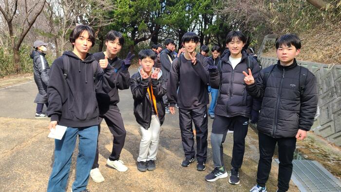 2月7日（金）神津嶽ゴール地点に生徒が次々に到着しています。⑥