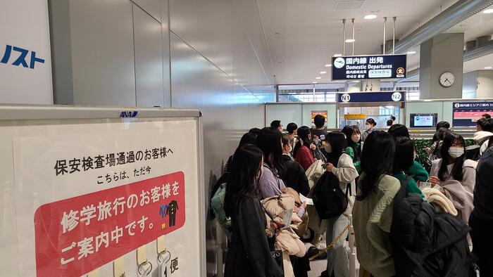 10月25日（火）C、D、F組が関西空港の保安検査場を通過しました。
