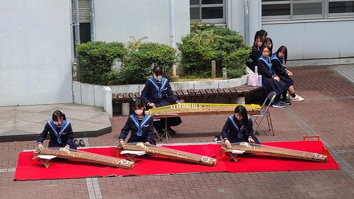 4月15日（月）新入生歓迎行事③～筝曲部が中庭で演奏を披露しました。