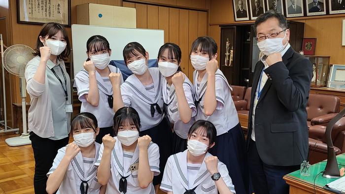 6月3日(金)第15回 全国高等学校「軽音フェスティバル」本選大会に出場するギター部の生徒7名を激励