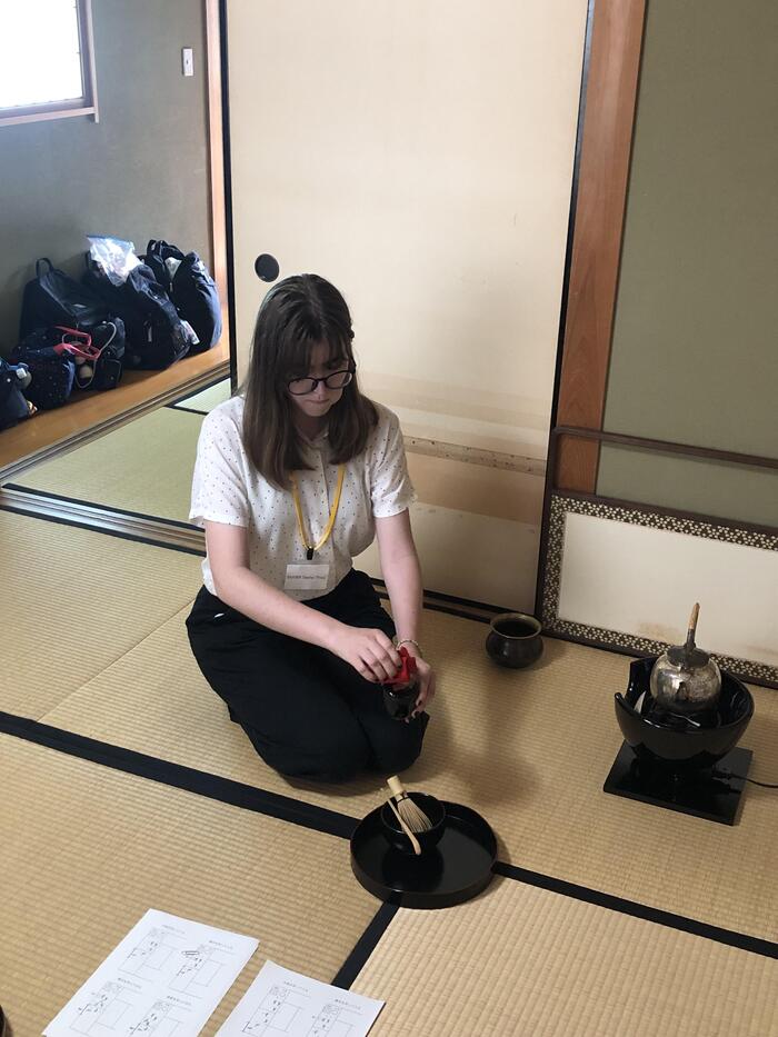 6月19日（水）留学生のサーシャさんが茶道部の活動に参加しました。