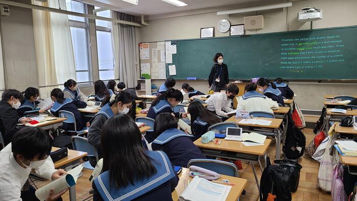 11月1日（火）2限に1年生国語、3限3年生政治経済、6限に3年生の英語の授業を見学しました。