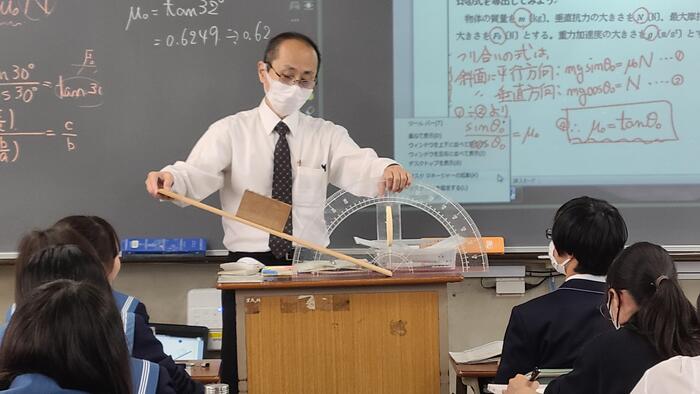 11月6日（月）3限に1年生の物理基礎の授業を見学しました。