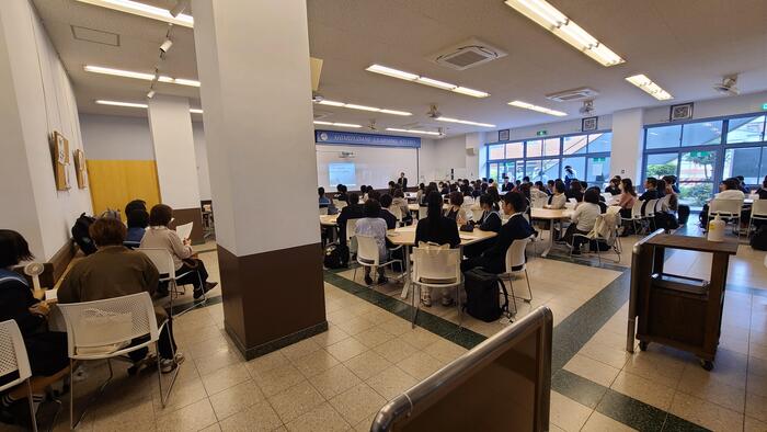 4月17日(水)食堂では放課後に「2024年度海外語学研修説明会」を行っていました。