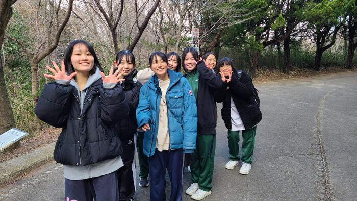 2月7日（金）神津嶽ゴール地点に生徒が次々に到着しています。④