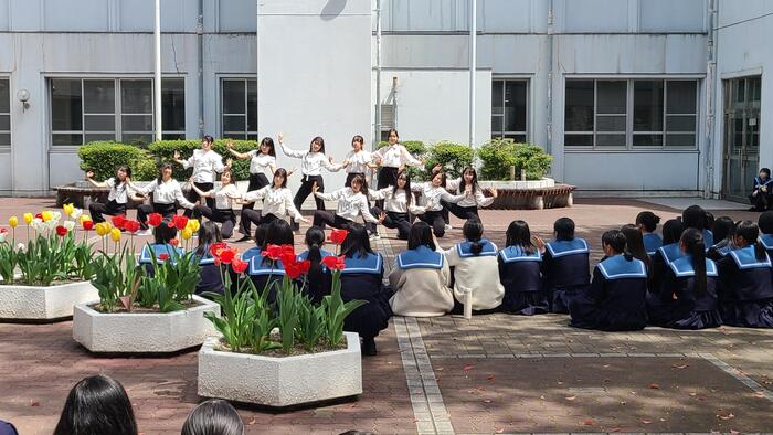 4月16日(火)新入生歓迎行事④~ダンス部が中庭でダンスを披露しました。