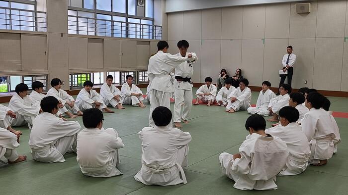 6月12日（水）1限に教育実習生による1年生体育の柔道の授業を見学しました。