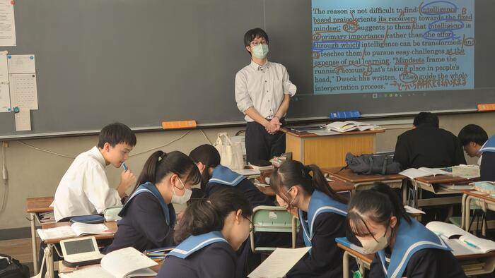 11月8日（水）3限に3年生の英語、4限に2年生の日本史の授業を見学しました。