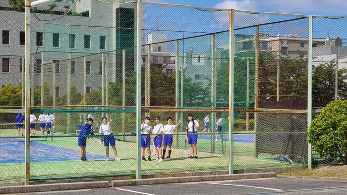 5月8日（水）出張に出る際にテニスコートで体育をしている生徒から挨拶をされました。