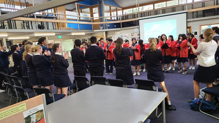 8月2日(金)Mount Albert Grammar School語学研修最終日に、バディたちにソーラン踊りなど3曲のダンスパフォーマンスを披露しました。