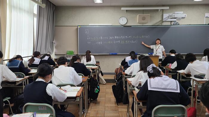 10月10日（金）全教員の授業見学・授業観察を行います。4限に1年生の保健の授業を見学しました。