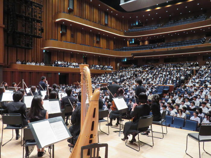 5月27日（月）芸術鑑賞は14時15分に開演しました。