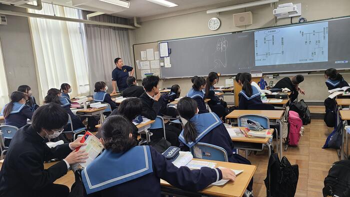 11月10日(金)4限に2年生の日本史、6限に3年生の英語での授業を見学しました。