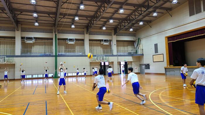 9月29日（木）1限に1年生の体育バレーボールの授業を見学しました。